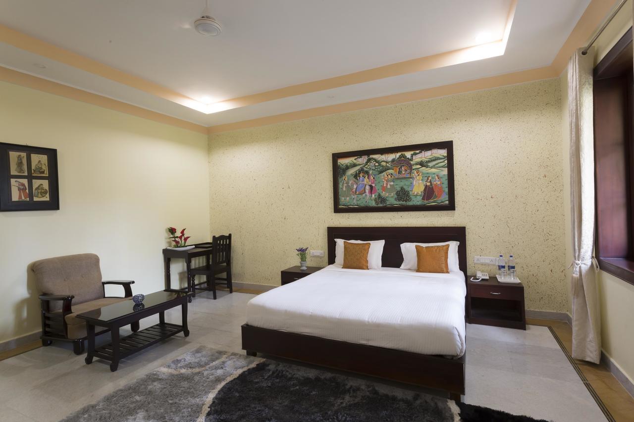 Syna Heritage Hotel Khajuraho Bagian luar foto
