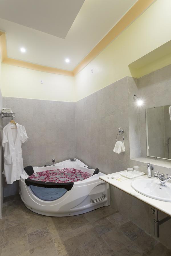Syna Heritage Hotel Khajuraho Bagian luar foto